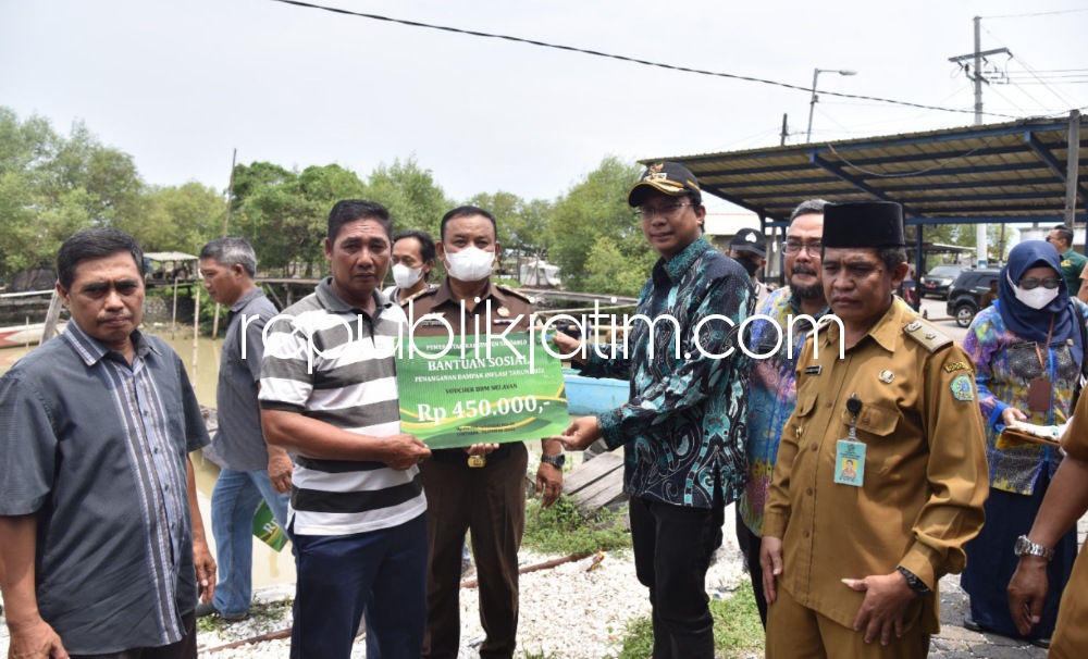 BANTUAN - Bupati Sidoarjo Ahmad Muhdlor Ali didampingi Kepala Dinas Perikanan Pemkab Sidoarjo, M Bahcruni Aryawan menyerahkan bantuan BBM di kampung nelayan Desa Gisik Cemandi, Kecamatan Sedati, Sidoarjo, Senin (24/10/2022).