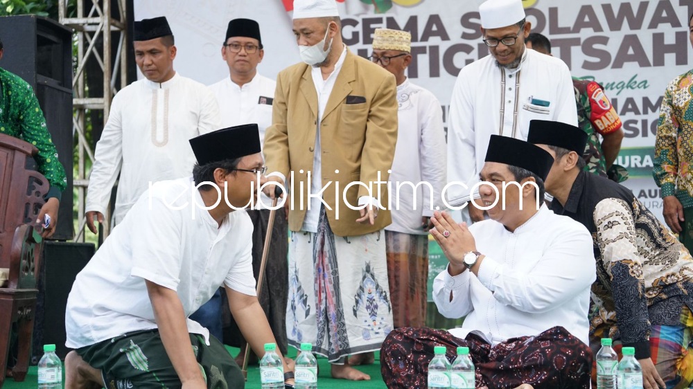 SAMBUTAN - Bupati Sidoarjo Ahmad Muhdlor Ali memberi sambutan di acara MWC NU Buduran menggelar Tabligh Akbar dan Istighosah Kubro di area wisata religi makam aulia Dusun Sono, Desa Sidokerto, Kecamatan Buduran, Sidoarjo, Minggu (23/10/2022).