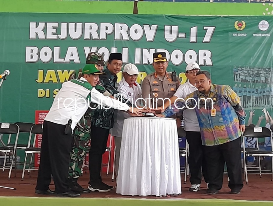 PEMBUKAAN - Bupati Sidoarjo Ahmad Muhdlor Ali membuka penyelenggaraan Kejuaraan Provinsi (Kejurprov) Bola Voli antar club U-17 se Jawa Timur di Lapanan Serbaguna Indoor GOR Delta Sidoarjo, Senin (24/10/2022).