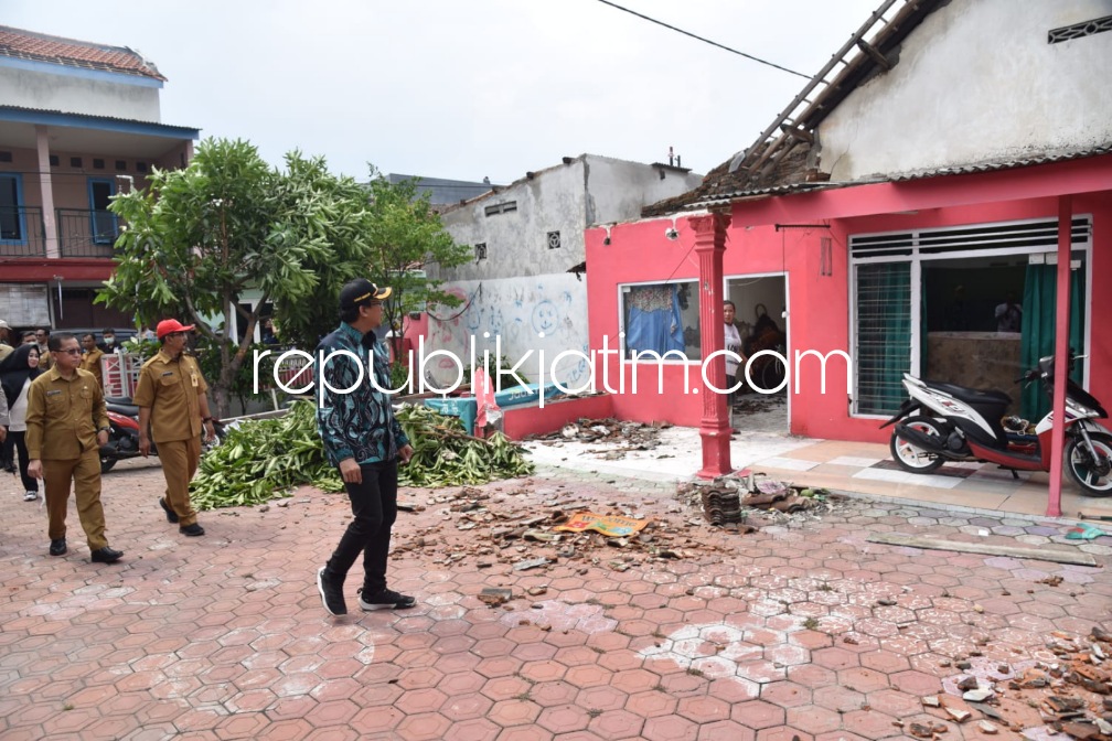 GOTONG ROYONG - Bupati Sidoarjo Ahamd Muhdlor Ali saat mengecek kerusakan rumah warga Dusun Mlaten, Desa Sidokepung, Kecamatan Buduran, Sidoarjo untuk kedua kalinya meminta warga bergotong royong membenahi rumahnya, Senin (24/10/2022).