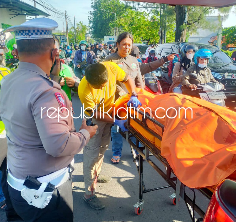 EVAKUASI - Petugas Polresta Sidoarjo mengevakuasi korban kecelakaan pengendara motor Honda bernopol W 6045 WN, Djohar Maskiyo warga Kebonagung, Sukodono ke RSUD Sidoarjo usai bertabrakan di JL Raya Sarirogo, Sidoarjo, Selasa (25/10/2022).