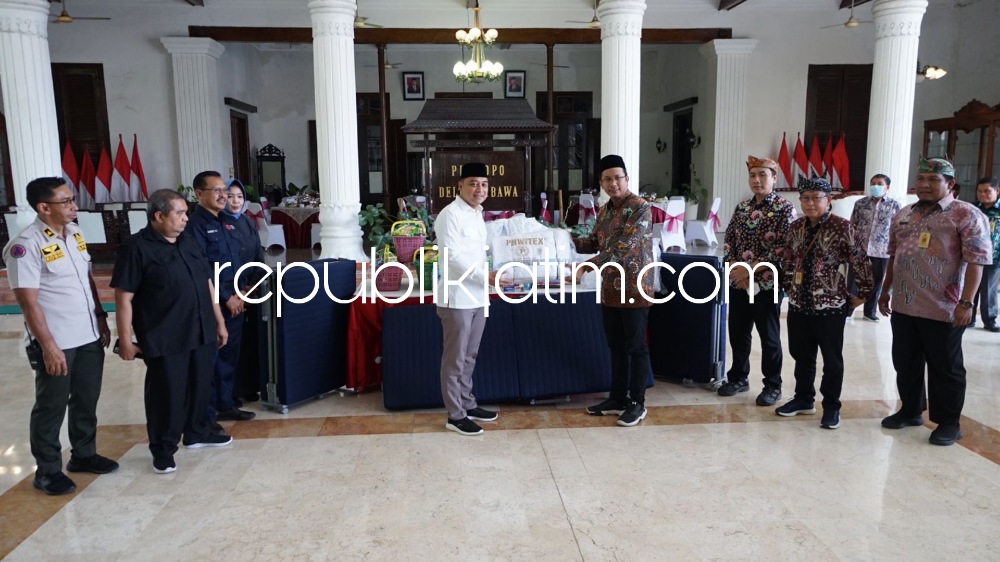 SERAHKAN - Wali Kota Surabaya, Eri Cahyadi menyerahkan bantuan kepada Bupati Sidoarjo, Ahmad Muhdlor Ali untuk korban puting beliung di Pendopo Delta Wibawa, Selasa (25/10/2022).