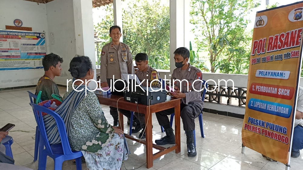 LAYANAN - Petugas Polsek Pulung memberikan pelayanan SKCK di desa wilayah Kecamatan Pulung, Ponorogo, Rabu (26/10/2022).
