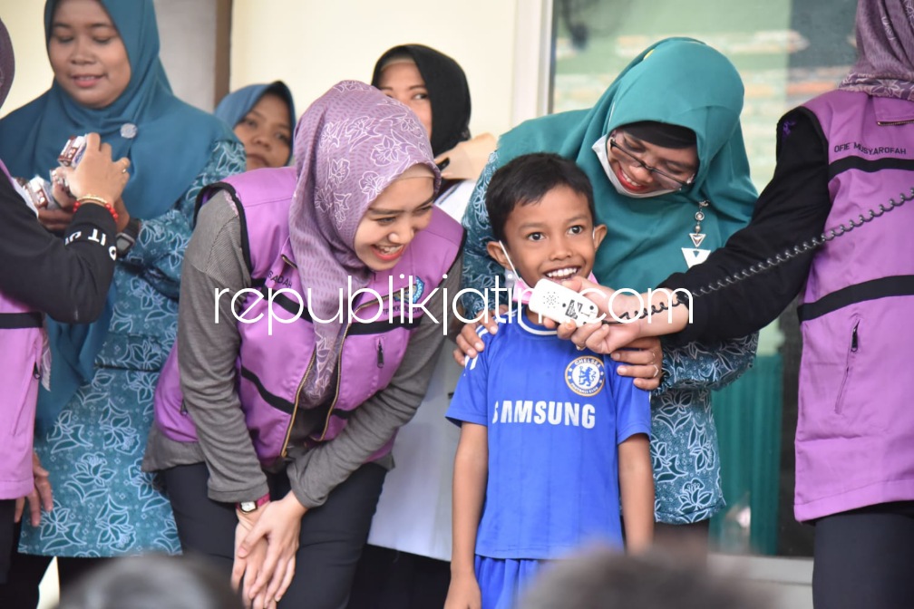 SAMBANGI - Istri Bupati Sidoarjo, Ny Sa'adah Ahmad Muhdlor bersama anggota TP PKK Sidoarjo mengunjungi korban puting beliung di Dusun Mlaten, Desa Sidokepung, Kecamatan Buduran, Sidoarjo, Rabu (26/10/2022).