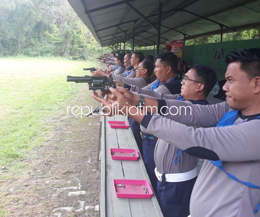 MENEMBAK - Kanwil Kemenkumham Jatim membekali Kepala Kesatuan Pengamanan Lapas dan Rutan (KPLP/KPLR) dengan skill menembak di Lapangan Tembak Pusdiklat Sabhara, Porong menjadi rangkaian acara pembinaan satuan tugas dan kesamaptaan, Kamis (27/10/2022).