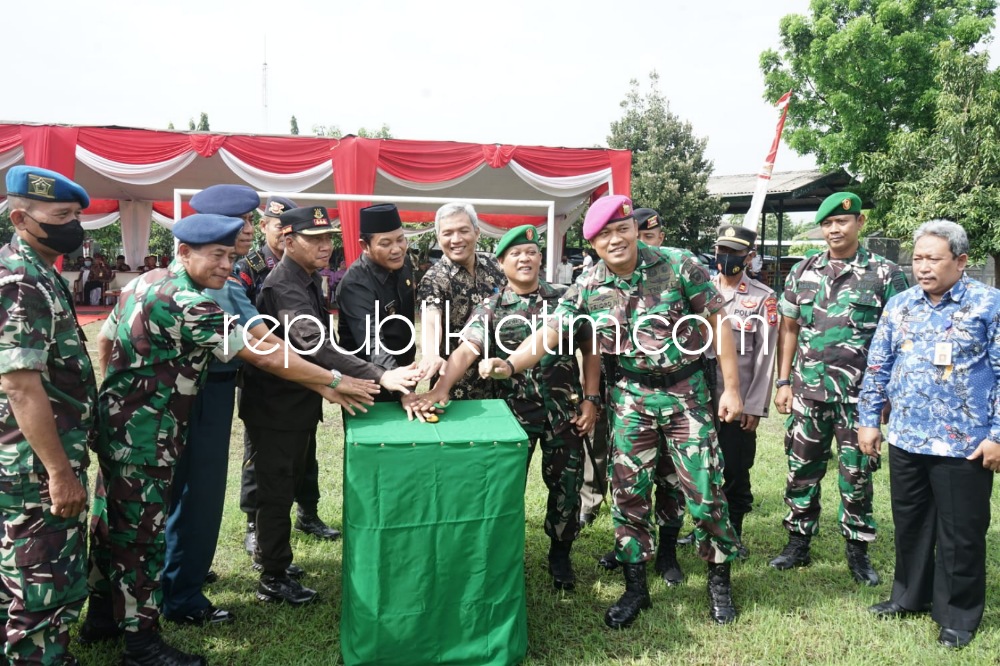 LAUNCHING - Penekanan tombol sirine bersama oleh Forum Koordinasi Pimpinan Daerah (Forkopimda) Sidoarjo menandai dilaunchingnya Program Sidoarjo Siap 24 Jam Tahap VI Tahun 2022 di Markas Kodim 0816 Sidoarjo, Kamis (27/10/2022).