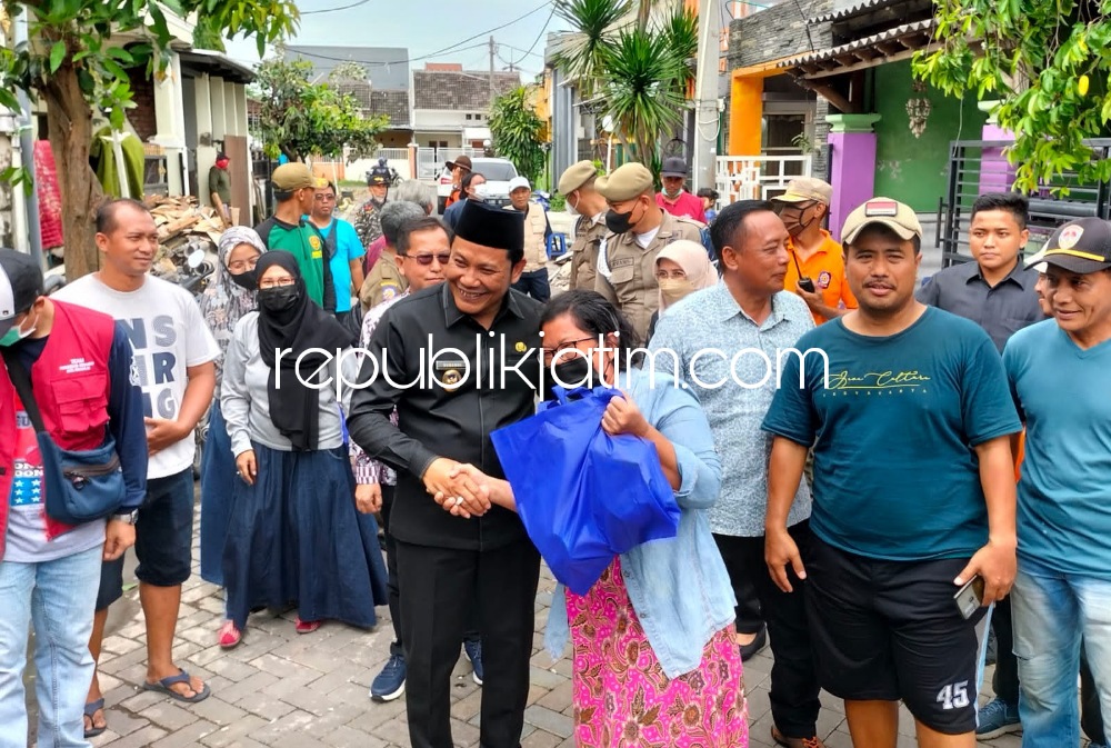 KUNJUNGAN - Wabup Sidoarjo, Subandi mengunjungi korban puting beliung di Dusun Mlaten, Desa Sidokepung, Kecamatan Buduran, Sidoarjo yang memasuki hari kelima, Kamis (27/10/2022).