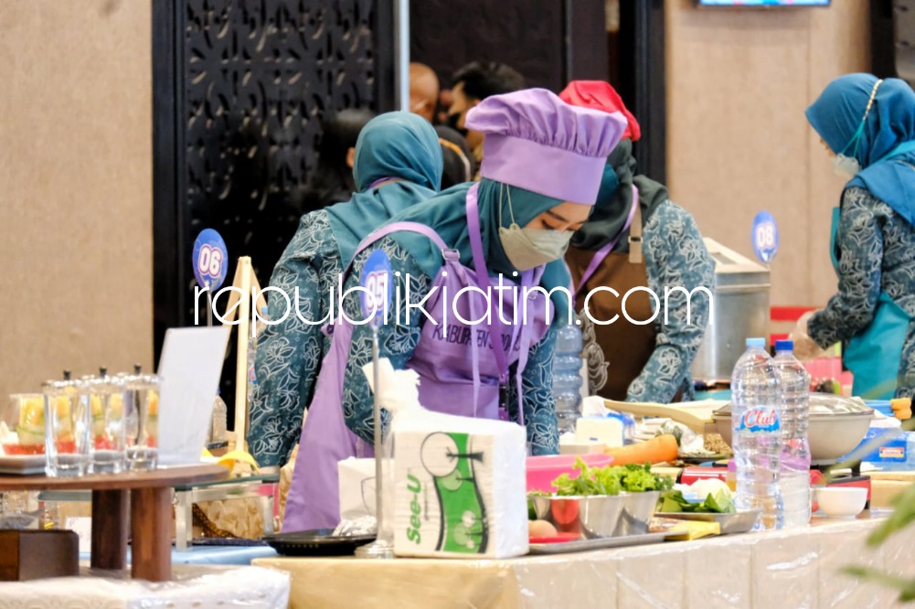 LOMBA - Istri Bupati Sidoarjo, Ny Sa'adah Ahmad Muhdlor mengikuti lomba masak ikan tingkat Provinsi Jawa Timur digelar Dinas Kelautan dan Perikanan Provinsi Jawa Timur di Dyndra Convention Center, Kamis (27/10/2022). 