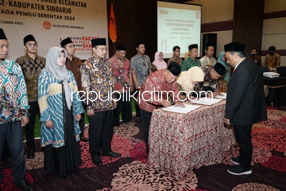 LANTIK - Sebanyak 54 anggota Panwascam dilantik Ketua Ketua Bawaslu Sidoarjo, Haidar Munjid di Balroom Fave Hotel Sidoarjo, Kamis (27/10/2022).