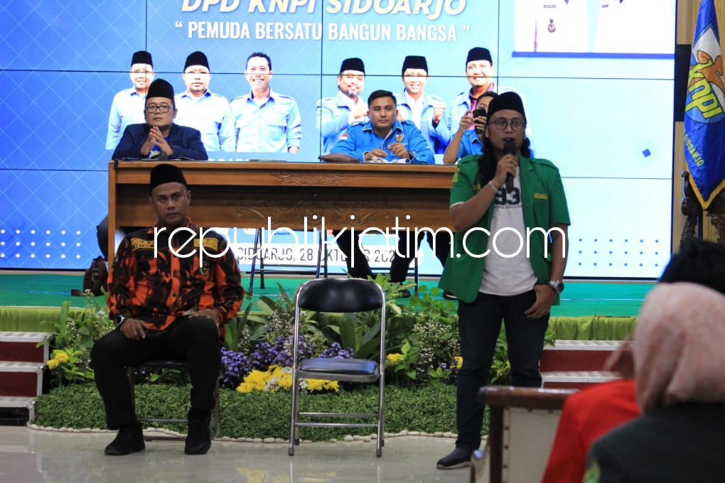 TERPILIH - M Amrul Haq Zain (baju Ansor) terpilih sebagai Ketua Dewan Pimpinan Daerah (DPD) Komite Nasional Pemuda Indonesia (KNPI) Sidoarjo saat Musyawarah Daerah (Musda) ke XIII Tahun 2022 yang digelar di Pendopo Delta Wibawa, Jum'at (28/10/2022) malam.