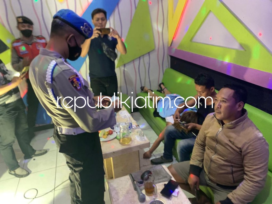 RAZIA MIRAS - Puluhan botol minuman keras (miras) berhasil diamankan polisi dalam razia dalam menjaga keamanan dan kondusifitas di wilayah Ponorogo di sejumlah kafe dan karaoke, Sabtu (29/10/2022) malam.