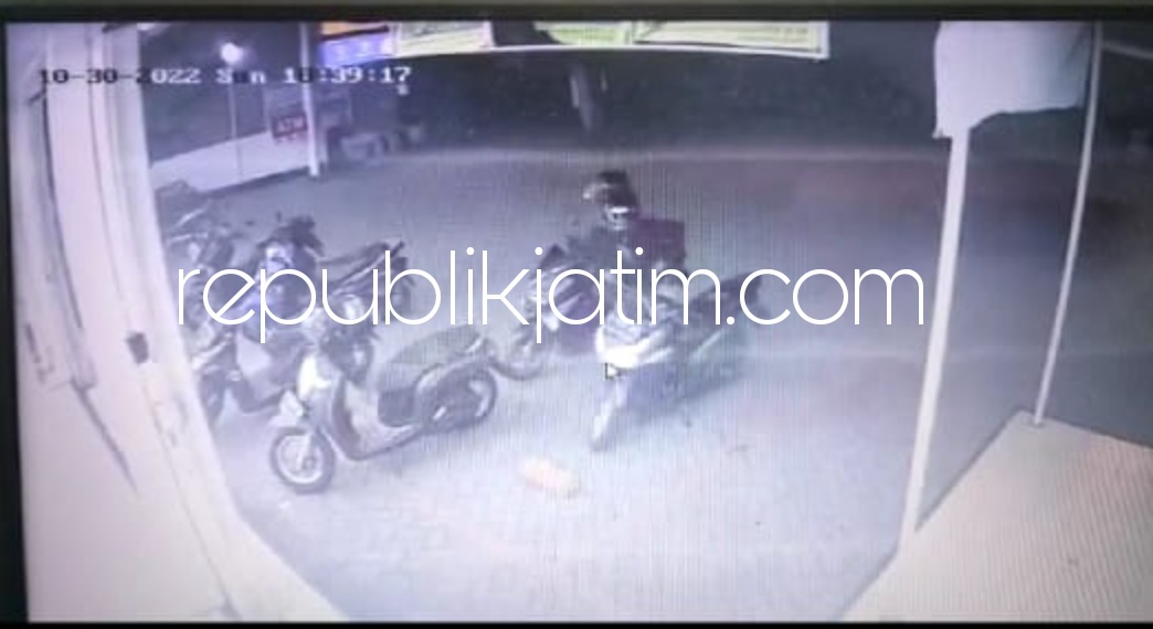 TEREKAM - Aksi dua komplotan pencuri spesialis sepeda motor Honda Vario di depan minimarket yang ada di Dusun Kaliampo, Desa Kalipecabehan, Kecamatan Candi, Sidoarjo terekam CCTV, Minggu (30/10/2022) malam.