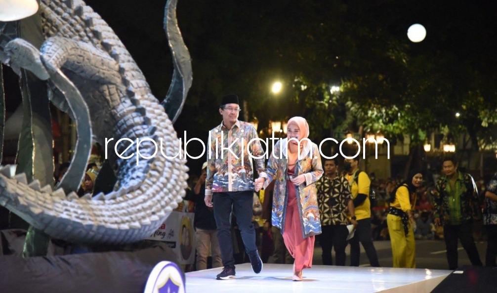 BATIK - Bupati Sidoarjo Ahmad Muhdlor Ali bersama istrinya Ny Sa'adah Ahmad Muhdlor mengenakan baju batik khas Surabaya saat menghadiri acara Karnaval Nang Tunjungan di Surabaya, Minggu (30/10/2022) malam.