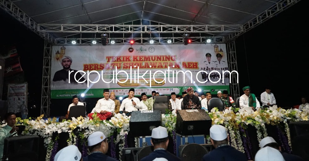 SHOLAWAT - Wabup Sidoarjo Subandi menghadiri acara Tekik Kemuning Bersatu Sholawatan dalam memperingati Maulid Nabi Muhammad SAW serta Kirim Doa Mbah Beling dan Leluhur di Dusun Terik, Desa Kemuning, Kecamatan Tarik, Sidoarjo, Senin (31/10/2022) malam.