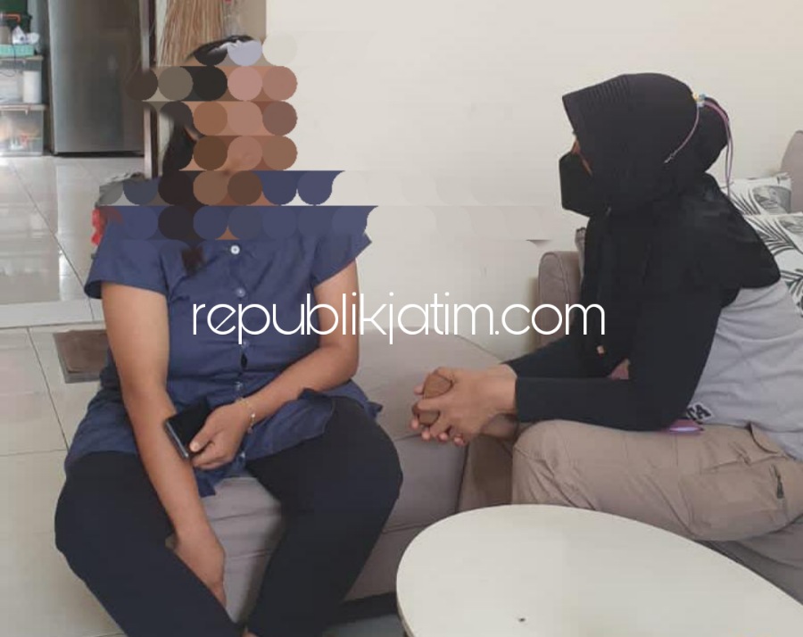 INTEROGASI - Tim penyidik Unit PPA, Satuan Reskrim, Polresta Sidoarjo menginterogasi terduga pelaku pembuang bayi, WIC (25) warga Malang usai divisum, Senin (31/10/2022).