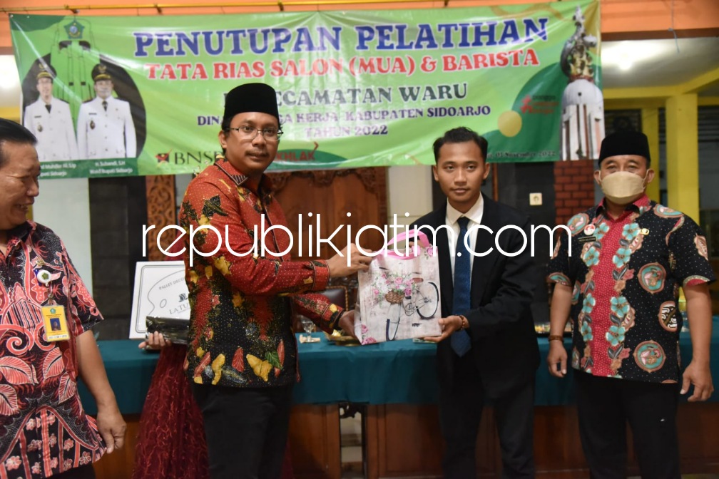 TUTUP - Bupati Sidoarjo Ahmad Muhdlor Ali menutup acara pelatihan tata rias salon, barista, spa dan reflexology serta pastry di Kecamatan Gedangan dan Kecamatan Waru dengan memberikan peralatan usaha itu kepada para peserta, Selasa (01/11/2022).