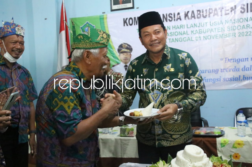 PERINGATAN - Wabup Sidoarjo, Subandi menghadiri acara peringatan Hari Lanjut Usia Nasional (HLUN) ke 26 sekaligus Hari Lanjut Usia Internasional (HLUI) di Kantor Sekretariat Komda Lansia Sidoarjo, Selasa (01/11/2022).