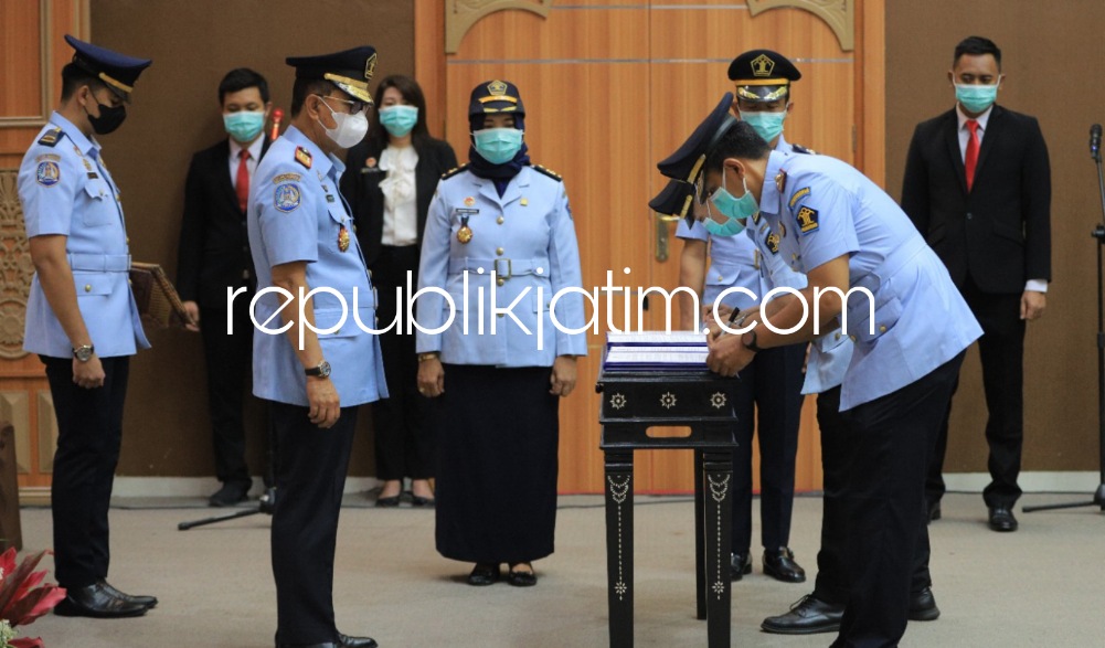 LANTIK - Kakanwil Kemenkumham Jatim, Zaeroji melantik sebanyak 21 Kepala UPT Pemasyarakatan dilantik dan diambil sumpah di Aula Raden Wijaya Kanwil Kemenkumham Jatim, Rabu (02/11/2022).