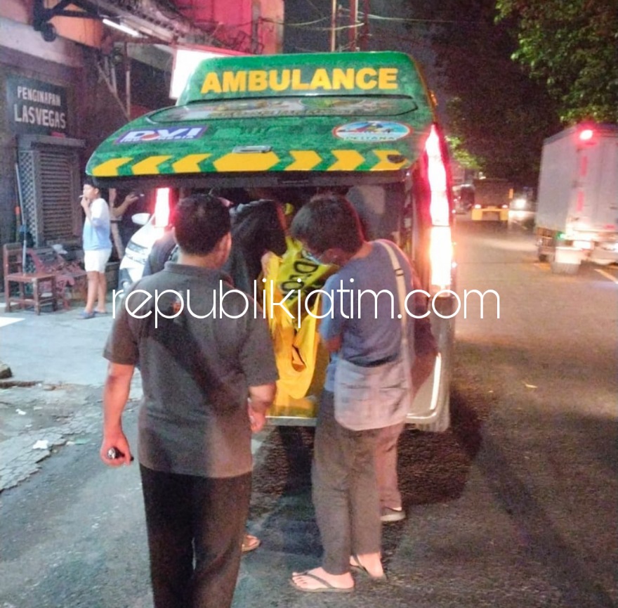 EVAKUASI - Sejumlah petugas mengevakuasi jenazah korban dugaan pembunuhan FR (41) warga Desa Jumputrejo, Kecamatan Sukodono, Sidoarjo dari dalam hotel di kawasan Bungurasih, Kecamatan Waru, Sidoarjo, Selasa (01/11/2022) petang. 