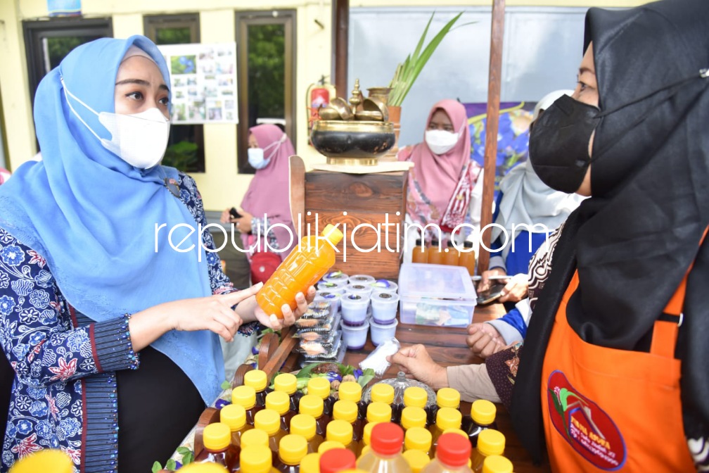 PENILAIAN - Ketua TP PKK Sidoarjo, Ny Sa'adah Ahmad Muhdlor ikut menilai gerobak display jamu yang ada di puskesmas seluruh Sidoarjo bersama tim penilai lainnya, Rabu (02/11/2022). 