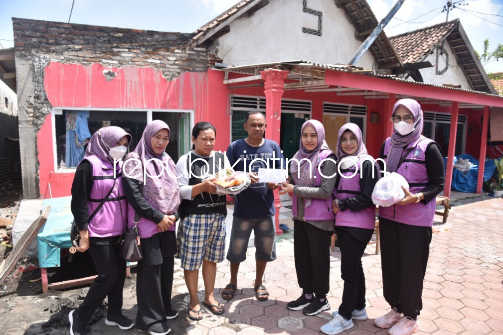 BANTUAN - Ketua TP PKK Sidoarjo, Ny Sa'adah Ahmad Muhdlor Ali menyerahkan bantuan kepada para korban bencana puting beliung di Desa Sidokepung dan Desa Entalsewu, Kecamatan Buduran, Sidoarjo, Kamis (03/11/2022).