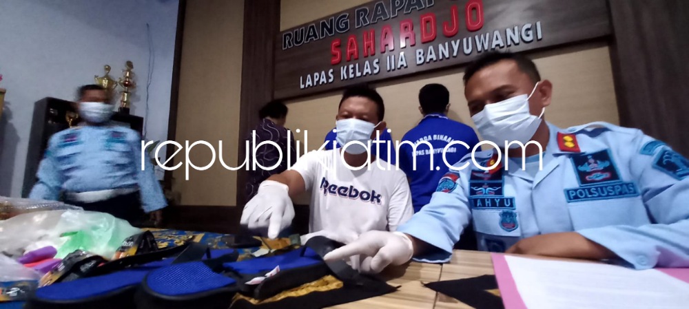 PENYELUNDUPAN - Petugas Lapas Banyuwangi memamerkan sabu-sabu yang dikirim Ojol lewat kiriman sandal jepit dan makanan beserta dua pelaku yang diamankan Satuan Resnarkoba Polresta Banyuwangi, Kamis (03/11/2022).