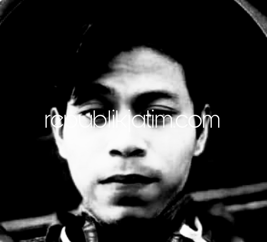 PELAKU - Pria yang diduga sebagai pembunuh, Ny Faridah (41) warga Jumputrejo, Kecamatan Sukodono, Sidoarjo yakni M Andi Sukarnain (24) warga Desa Klepek, Kecamatan Sukosewu, Bojonegoro diringkus polisi, Kamis (03/11/2022).