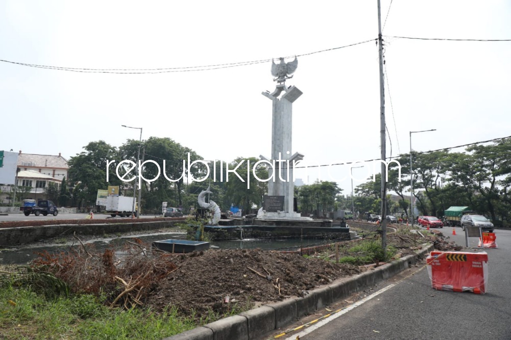 REVITALISASI - Pemkab Sidoarjo bakal menuntaskan proyek revitalisasi Tugu Pancasila dan pembangunan Tugu Hikayat Sang Delta di perempatan Babalayar pada akhir Tahun 2022 mendatang, Jumat (04/11/2022).