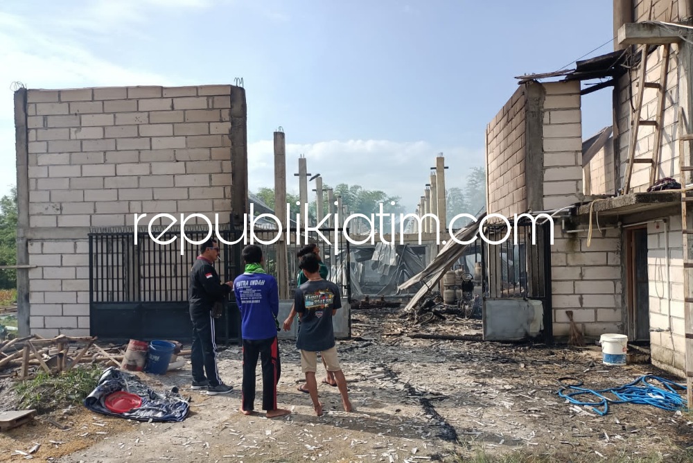 TERBAKAR - Kondisi kandang ayam potong yang ludes terbakar di Desa Kaponan, Kecamatan Mlarak, Ponorogo yang berisi 33.000 ekor ayam ikut terpanggang, Jumat (04/11/2022).