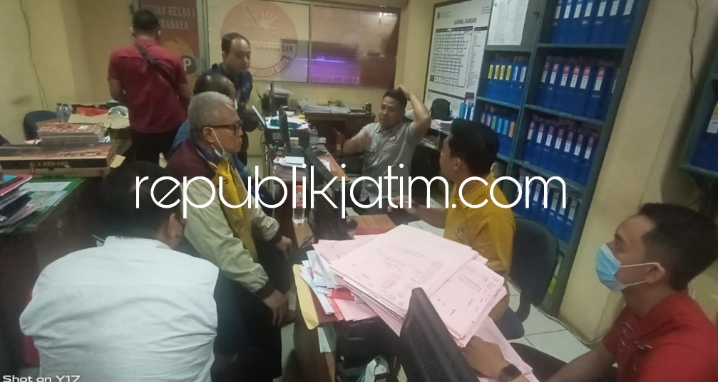 PELIMPAHAN - Kanwil Kemenkumham Jatim mendapat pelimpahan tahanan IW alias TI dari Kejari Trenggalek untuk ditahan di Rutan Surabaya di Medaeng, Kecamatan Waru, Sidoarjo, Jumat (04/11/2022) sore.