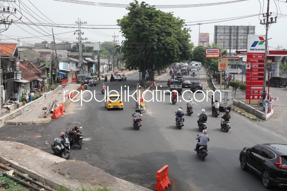 HAMPIR - Proyek pelebaran jalan pertigaan Bangah Aloha, Kecamatan Gedangan, Sidoarjo yang ditargetkan akhir Nopember 2022 sudah hampir selesai dan bisa mengurai kemacetan di jalur padat itu, Sabtu (05/11/2022).