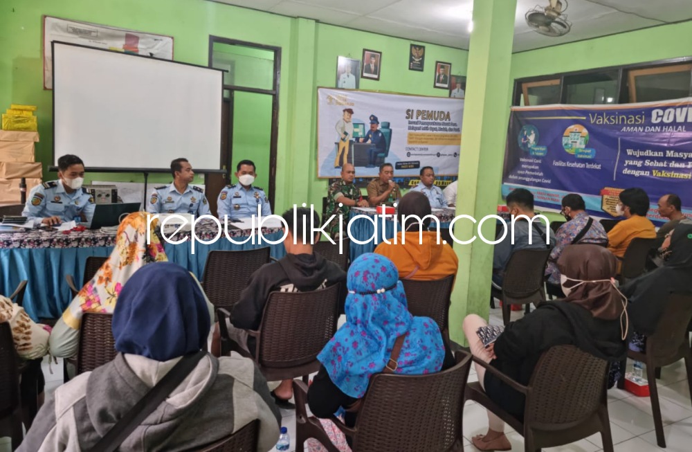 LAYANAN - Petugas Lapas Kelas I Sidoarjo menggelar layanan Inovasi Pemasyarakatan Masuk Desa (SiPemuda) di Kantor Desa Gedangan, Kecamatan Gedangan, Sidoarjo untuk mempermudah pelayanan pembebasan bersyarat, Senin (07/11/2022).