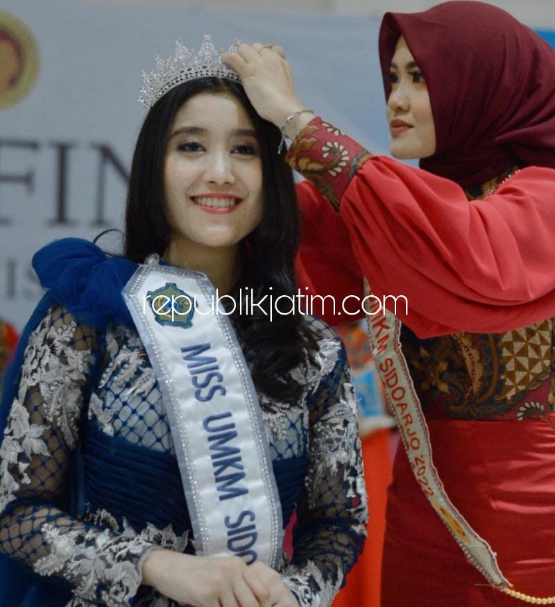 DINOBATKAN - Siswi kelas XI SMA Negeri 4 Sidoarjo, Intan Artika Sari Dinobatkan sebagai Miss UMKM Sidoarjo Tahun 2023 oleh Putri Kebudayaan Sidoarjo Tahun 2022 usai menyisihkan para peserta lainnya, Senin (07/11/2022).