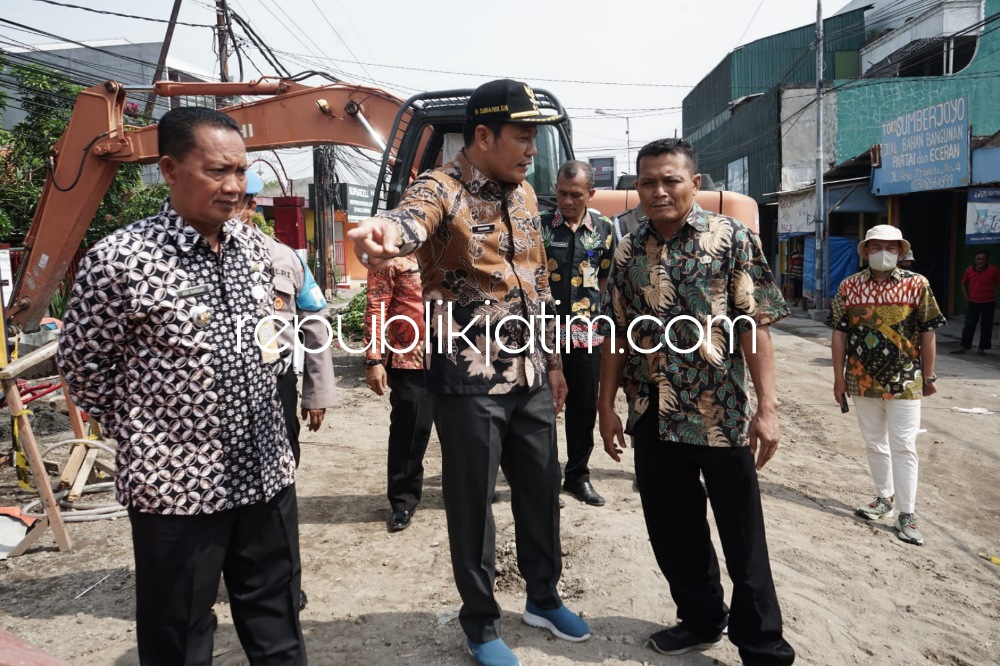 SIDAK - Wabup Sidoarjo, Subandi sidak proyek pembangunan Jembatan Sungai Cantel di perbatasan Desa Tropodo, Kecamatan Waru dan Desa Pabean, Kecamatan Sedati karena pekerjaannya belum usai dan jalan ditutup total untuk semua kendaraan, Selasa (08/11/2022).