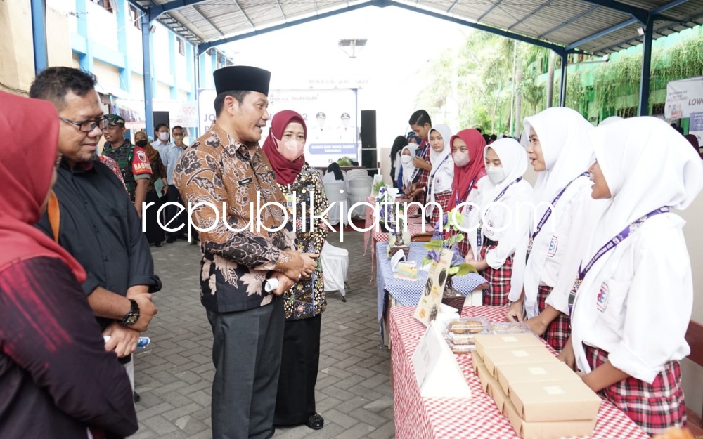 JOB MACHING - Wabup Sidoarjo Subandi membuka acara Job Maching di SMK Antartika 2 Sidoarjo dan harus dimanfaatkan maksimal untuk menyongsong dunia kerja dan industri sesuai skill yang dimiliki siswa dan siswi, Selasa (08/11/2022).