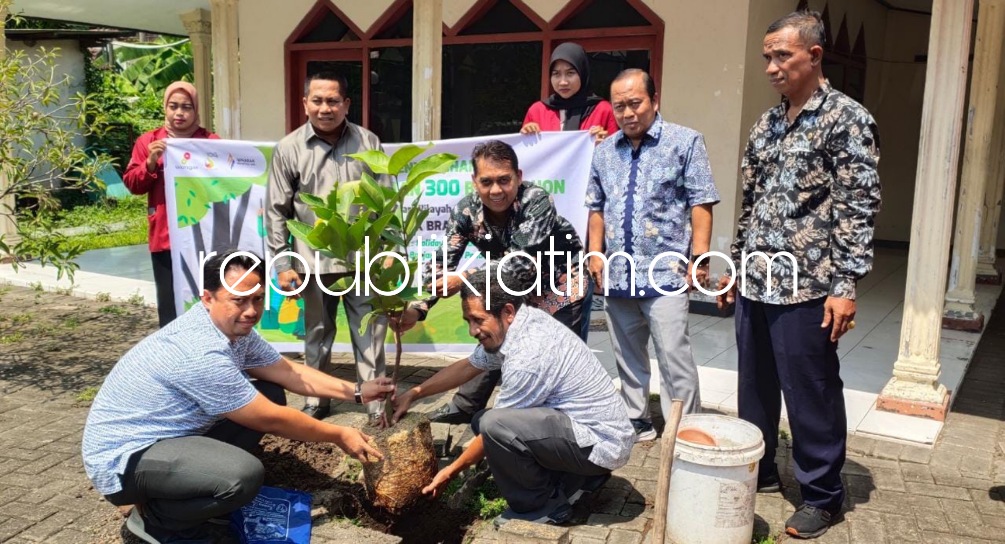BANTUAN - SKK Migas Jabanusa menyerahkan dan menanam 300 bibit pohon di sekitar wilayah operasi Minarak Brantas Gas, Inc yang diberikan ke Camat Tanggulangin, Sabino Mariano di Kantor Kecamatan Tanggulangin, Kamis (10/11/2022).