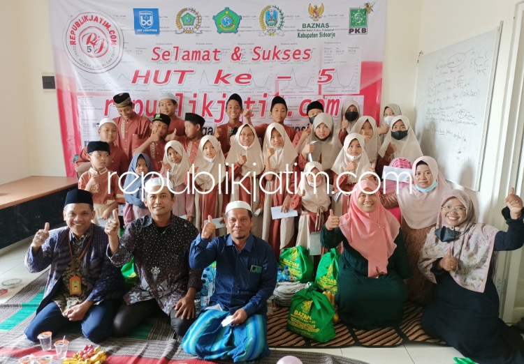 SANTUNAN - Kru manajemen republikjatim.com menyantuni sebanyak 50 yatim piatu dengan sembako dan uang saku dalam merayakan Hari Ulang Tahun (HUT) ke lima, Kamis (10/11/2022).