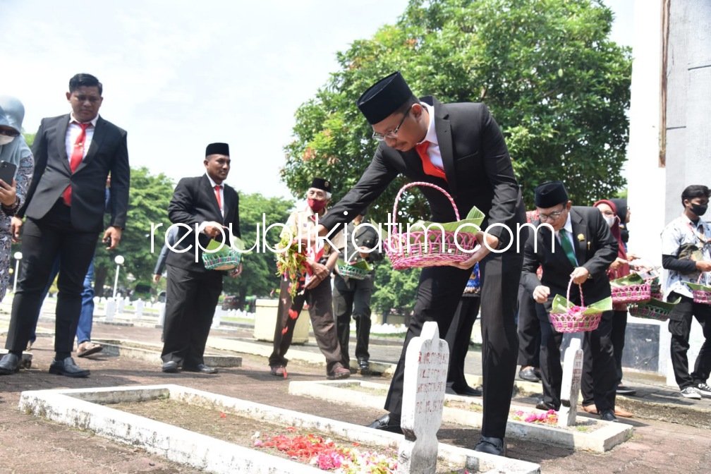 PAHLAWAN - Inilah serangkaian acara yang digelar Pemkab Sidoarjo dalam memperingati Hari Pahlawan mulai upacara bendera dan tabur bunga di Taman Makan Pahlawan (TMP) yang dipimpin Bupati Sidoarjo Ahmad Muhdlor Ali, Kamis (10/11/2022).