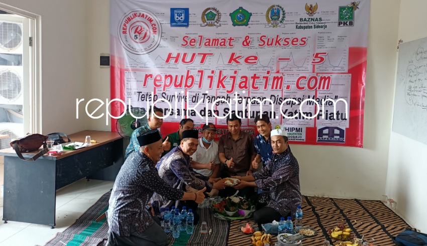 POTONG - Redpel republikjatim.com M Zakki H memotong tumpeng HUT republikjatim ke 5 dengan para jurnalis, pemilik media dan menerima kue Ultah dari pemilik jurnalsidoarjo.com di kantor republikjatim.com Ruko Graha Anggrek Mas Sidoarjo, Kamis (10/11/2022).