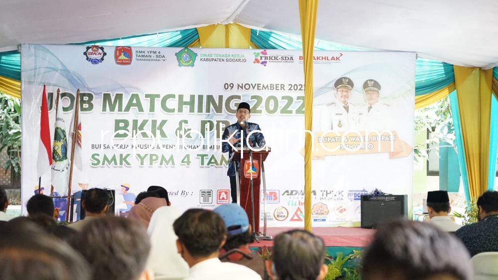 BUKA - Bupati Sidoarjo, Ahmad Muhdlor Ali didampingi Kepala Disnaker Pemkab Sidoarjo, Ainun Amalia membuka acara Job Maching BKK di SMK YPM 4 Taman, Rabu (09/11/2022).