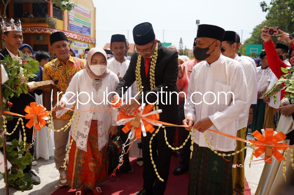 RESMIKAN - Bupati Sidoarjo Ahmad Muhdlor Ali meresmian Masjid Nur Rohim SMP - SMK 10 November Sidoarjo ditandai Pengguntingan Pita dan Penandatangan Prasasti, Jumat (11/11/2022).