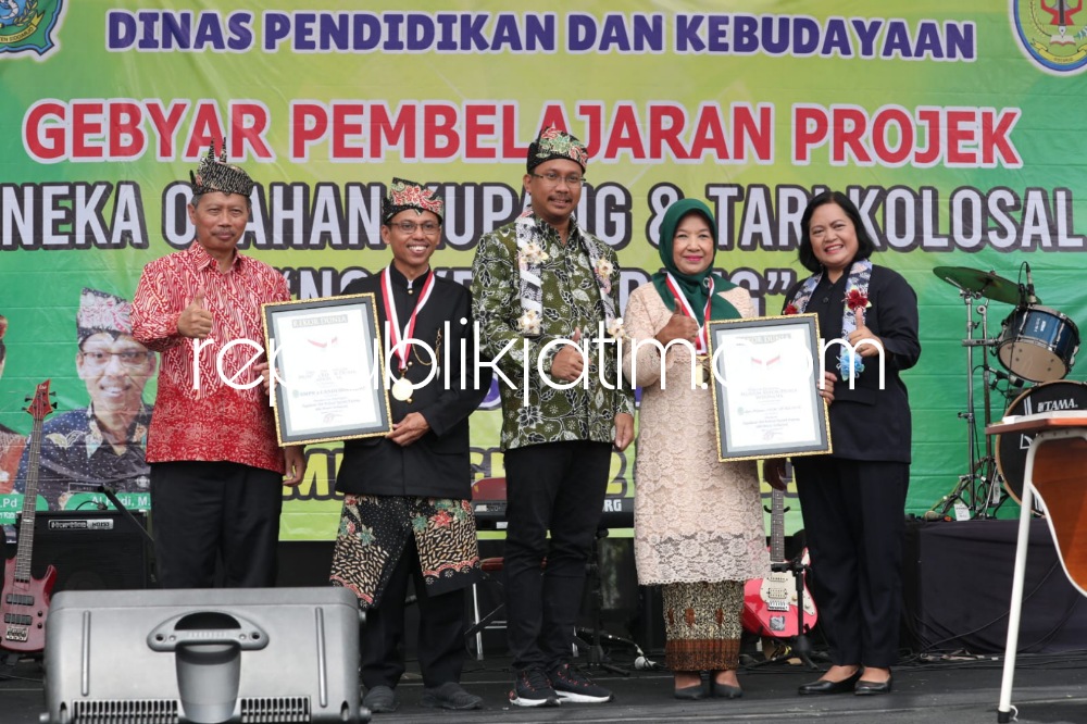 REKOR MURI - Bupati Sidoarjo Ahmad Muhdlor Ali menyaksikan Tari Kolosal Ngoyek Kupang yang diikuti 1.190 siswa siswi SMPN 2 Candi, Sidoarjo dan berhasil memecahkan rekor Museum Rekor Indonesia (MURI), Sabtu (12/11/2022).