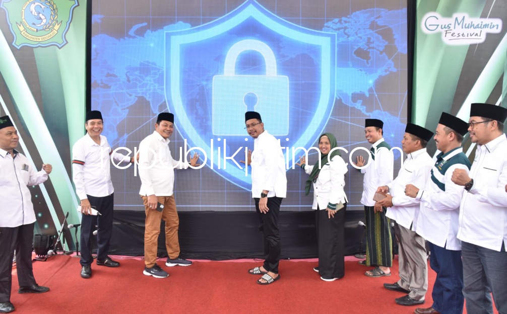 BUKA - Bupati Sidoarjo Ahmad Muhdlor Ali membuka Festival Al Banjari se Jawa Timur yang digelar di Alun-Alun Sidoarjo, Jumat (11/11/2022). 