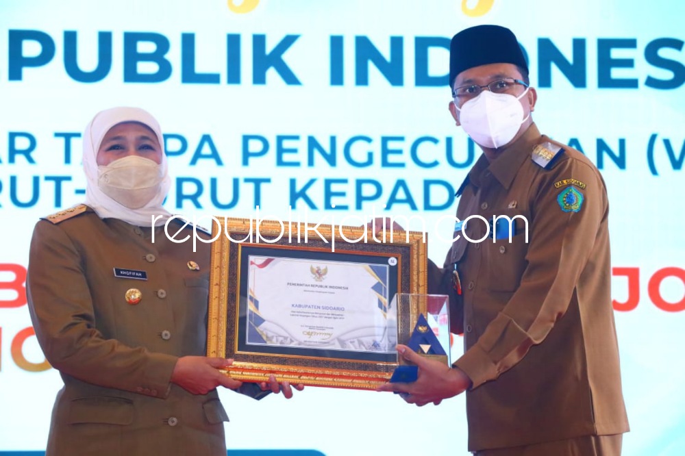 WTP - Penghargaan opini WTP 9 kali berturut-turut diserahkan Gubernur Jawa Timur, Hj Khofifah Indar Parawansa kepada Bupati Sidoarjo, Ahmad Mudhlor Ali di Hotel Bumi Surabaya, Senin (14/11/2022).