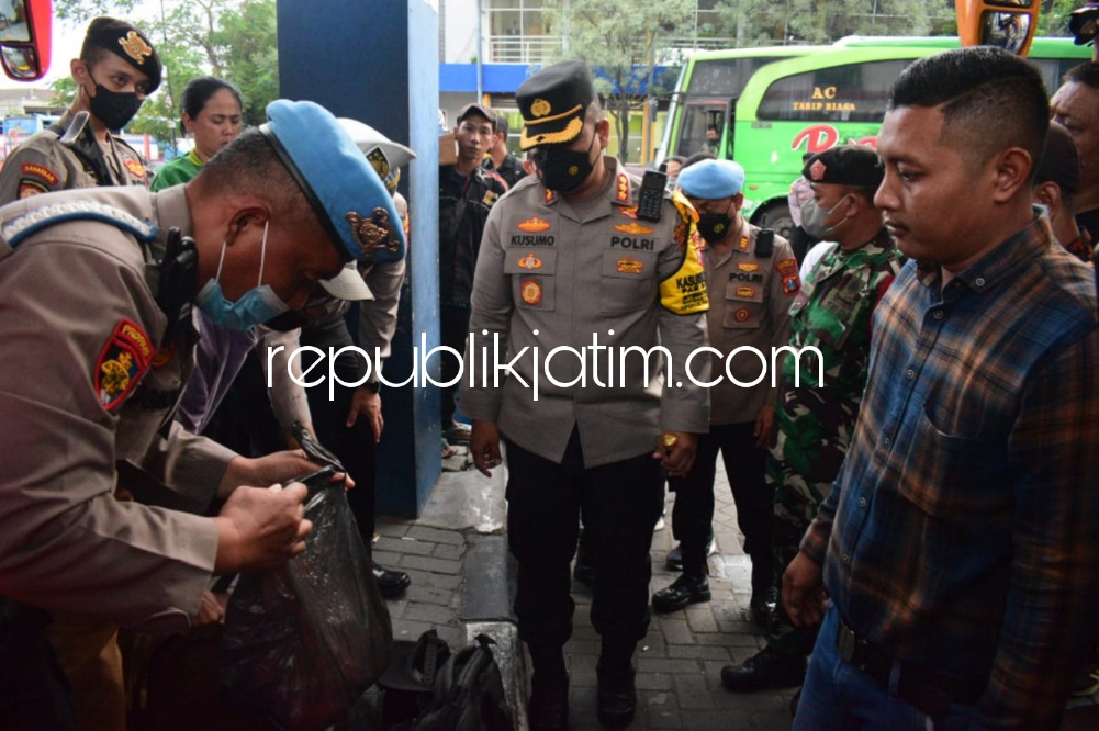 PENGAMANAN - Kapolresta Sidoarjo, Kombes Pol Kusumo Wahyu Bintoro bersama tim mengecek barang bawaan penumpang di Terminal Purabaya, Desa Bungurasih, Kecamatan Waru, Sidoarjo, Senin (14/11/2022) sore.
