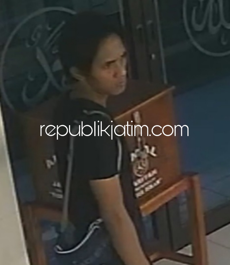 TEREKAM - Aksi pencuri kotak amal di Musala Kelurahan Pucang, Kecamatan Sidoarjo terekam CCTV yang dipasang Takmir, Selasa (15/11/2022).
