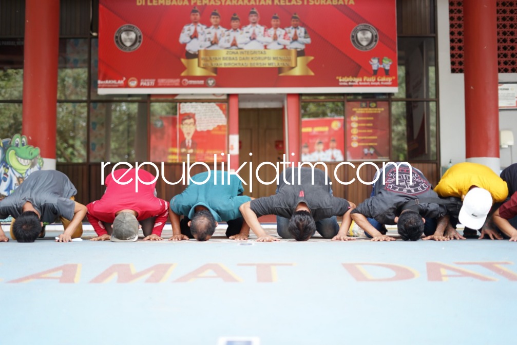 BEBAS - Sebanyak 74 warga binaan Lapas Kelas I Surabaya di Porong, Sidoarjo mendapatkan surat bebas dijemput keluarganya dan bersujud syukur, Selasa (15/11/2022). 