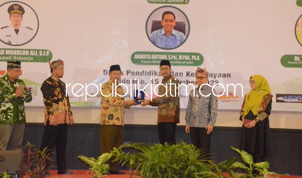 SEMINAR - Bupati Sidoarjo Ahmad Muhdlor Ali berpesan kepada para guru agar selalu mengutamakan pendidikan berkarakter saat seminar Pendidikan Penguatan Karakter di Sun Hotel, Sidoarjo, Selasa (15/11/2022).