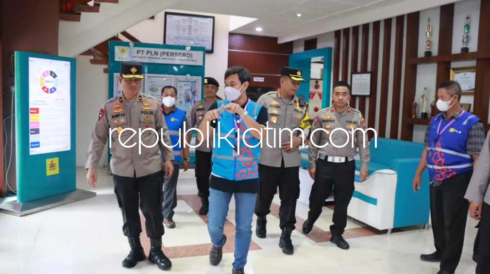 CEK - Wakapolda Jatim Brigjen Pol Slamet Hadi Supraptoyo didampingi Kapolresta Sidoarjo Kombes Pol Kusumo Wahyu Bintoro mengecek keamanan pasokan listrik untuk KTT G20 Bali di PLN Unit Induk Transmisi Jawa bagian Timur dan Bali di Taman Rabu (16/11/2022).
