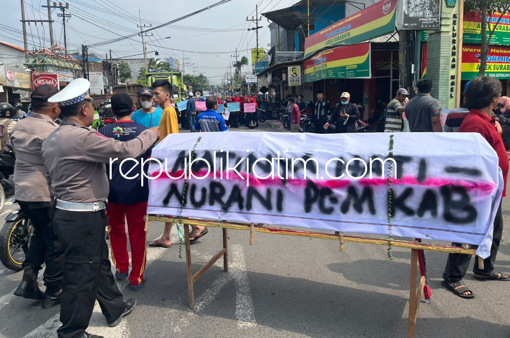 DEMO - Ratusan warga Ngelom menggelar aksi menuntut penutupan Pasar Unggas, Sepanjang, Kecamatan Taman, Sidoarjo karena diduga mencemari lingkungan sekitar, Kamis (17/11/2022).